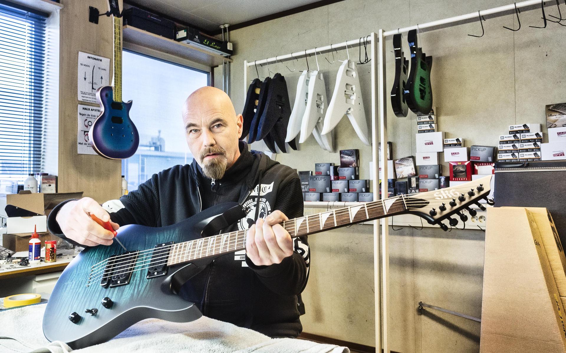 Serpent King Guitars Zuidwolde elektrische gitaren voor rockgitaristen. 'Helft van gitaren gaat naar Amerika' - Meppeler Courant