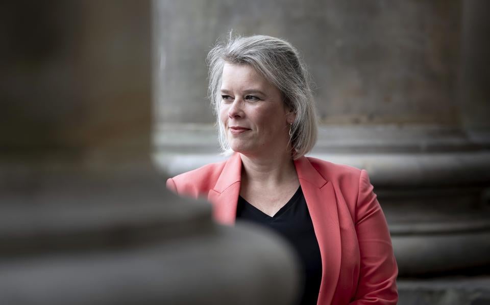Roelien Kamminga op het bordes van het stadhuis aan de Grote Markt.
