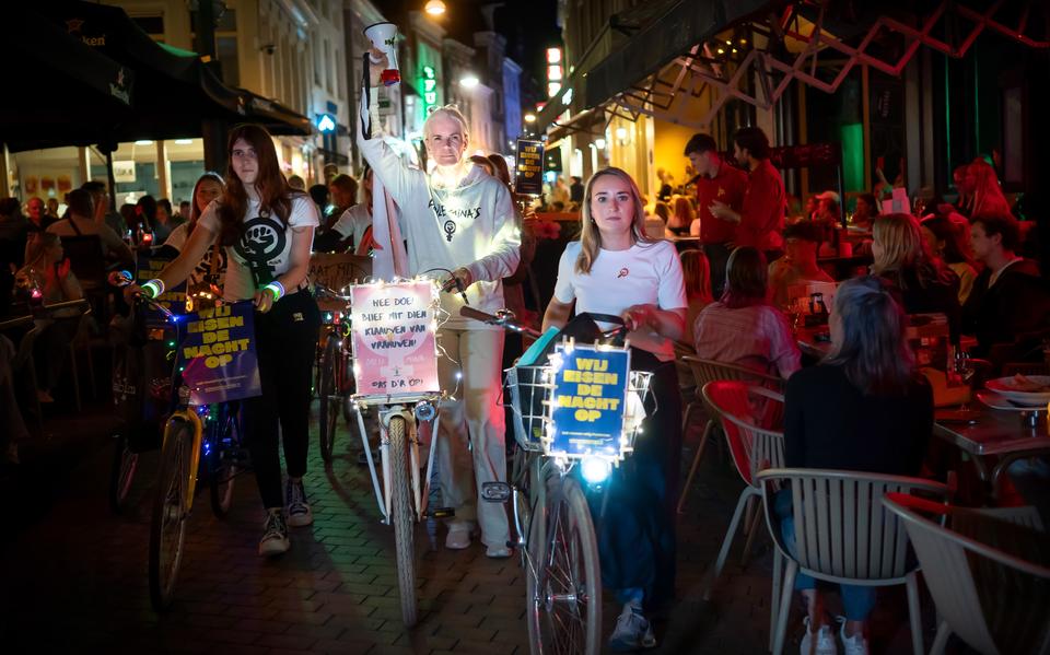 De stoet in de Poelestraat, afgelopen zaterdag. 