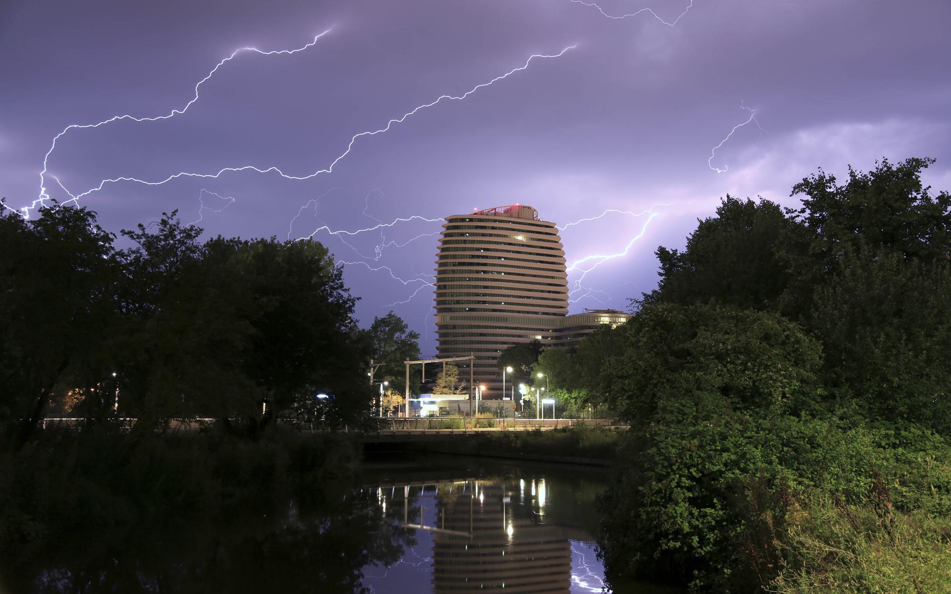 Onweer boven het DUO-gebouw in groningen. Foto: Archief DvhN/Pieter van der Bij