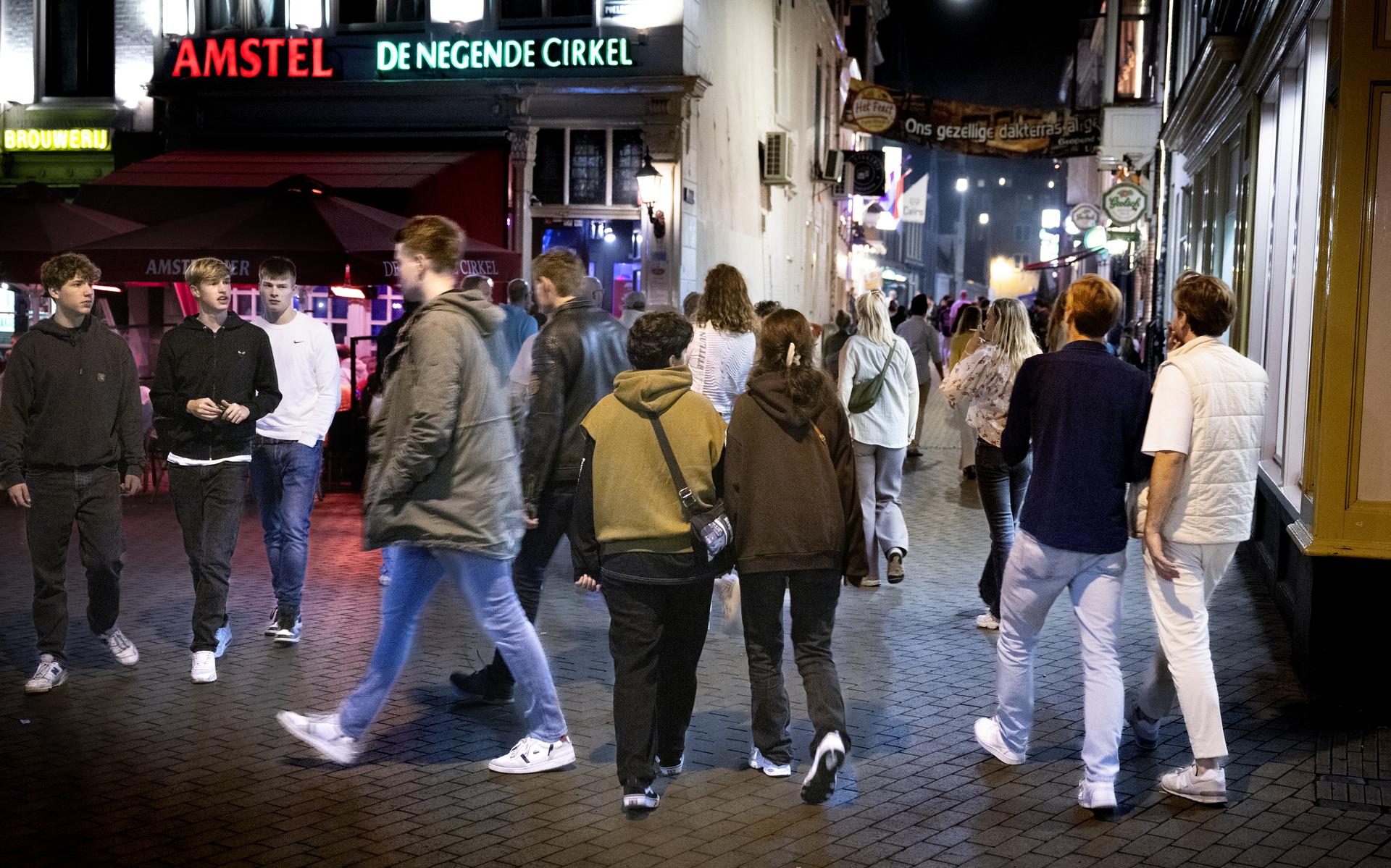 Stappende studenten in de Peperstraat in Groningen. Tijdens het stappen zijn zakkenrollers actief.