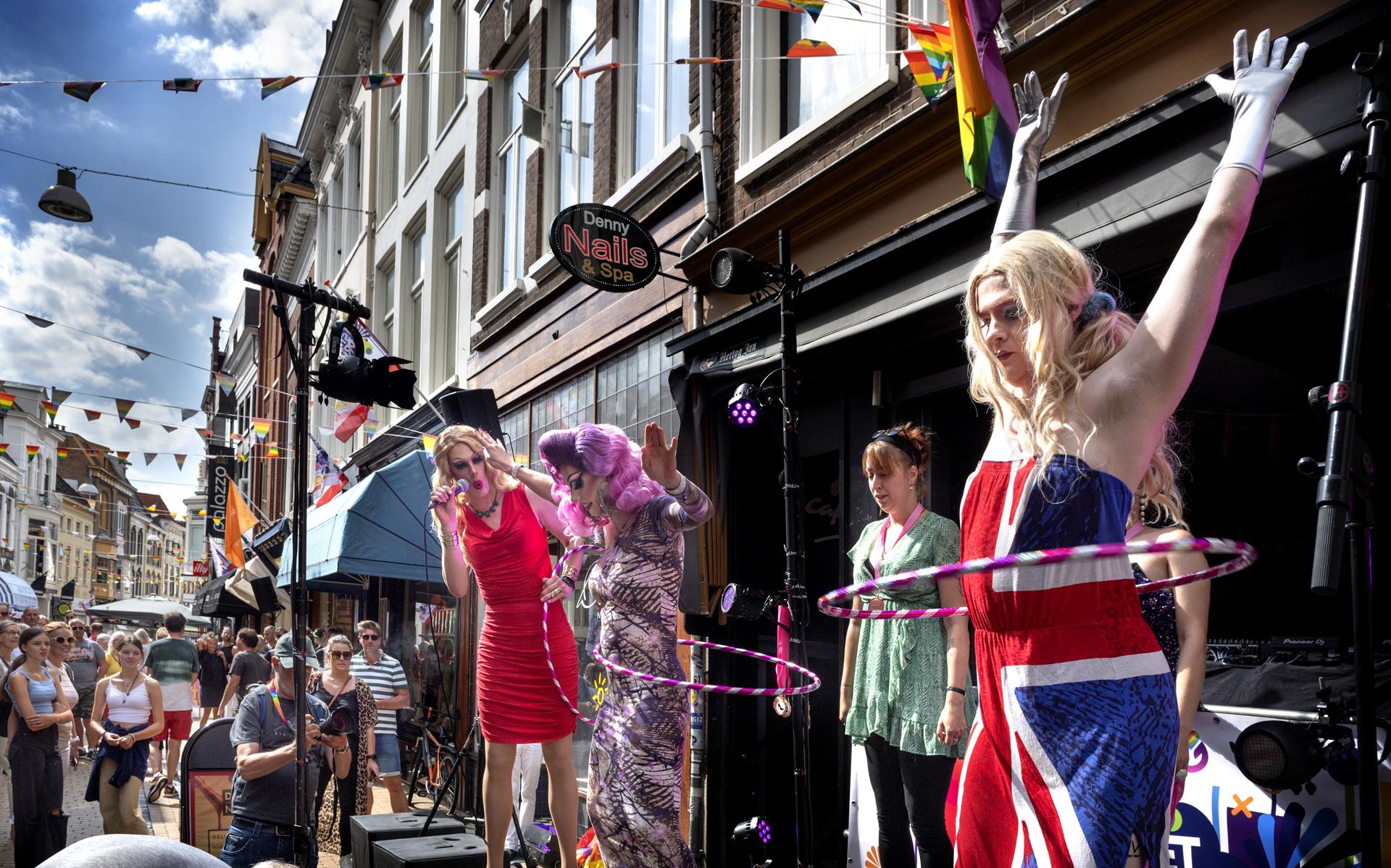Dragqueens tijdens een wedstrijdje hoelahoepen op de eerste Pride in de Zwanestraat in Groningen.                