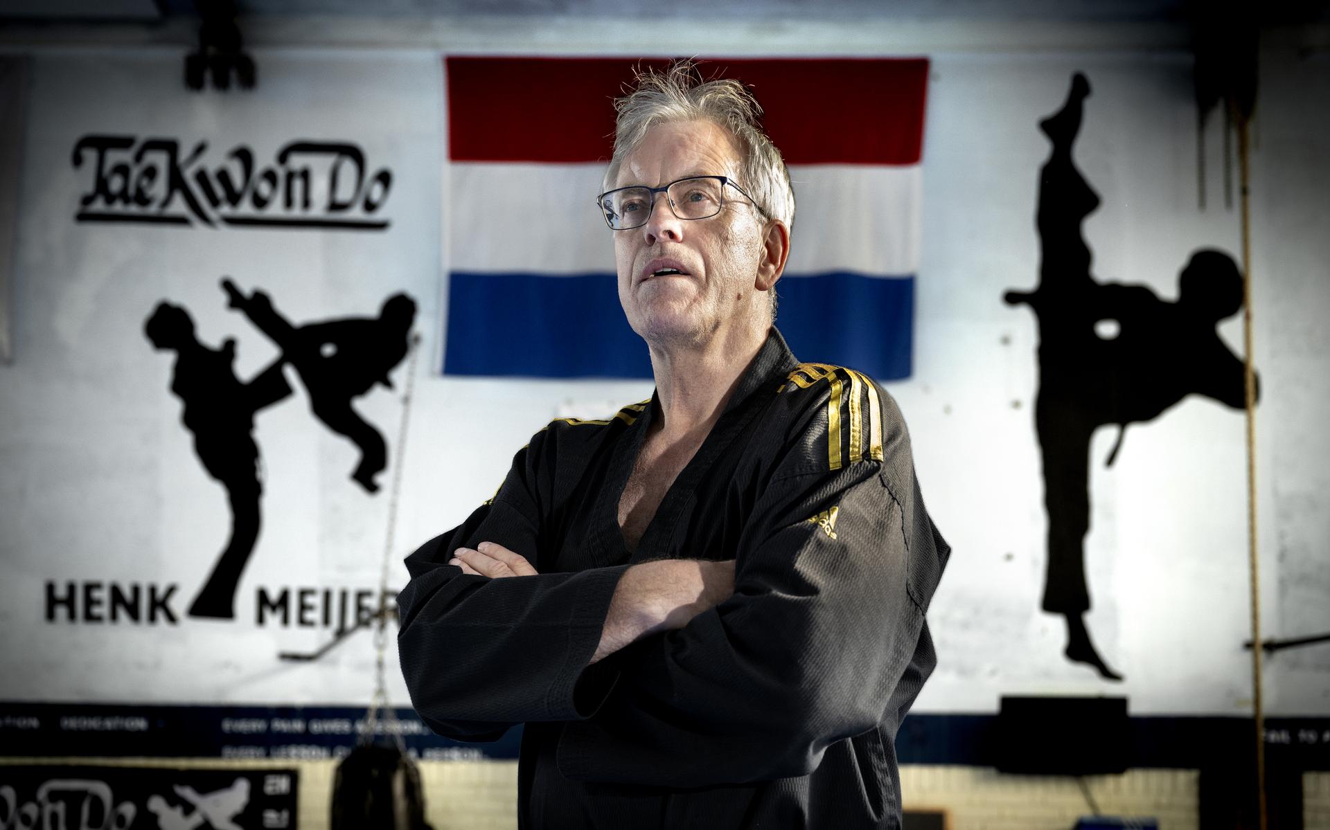 Benefitavond en sexy barvrouwenkalender voor stadslegende Henk Meijer