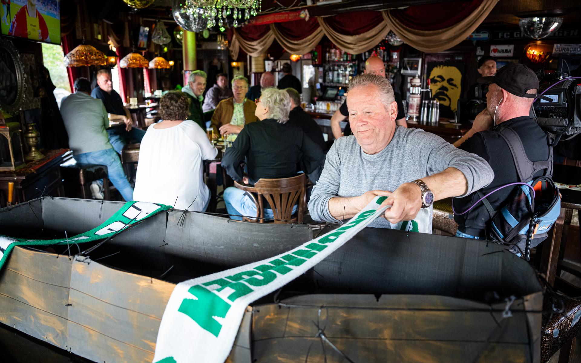 In Café aan de Amstel stond vandaag een doodskist met FC Groningen-sjaals.