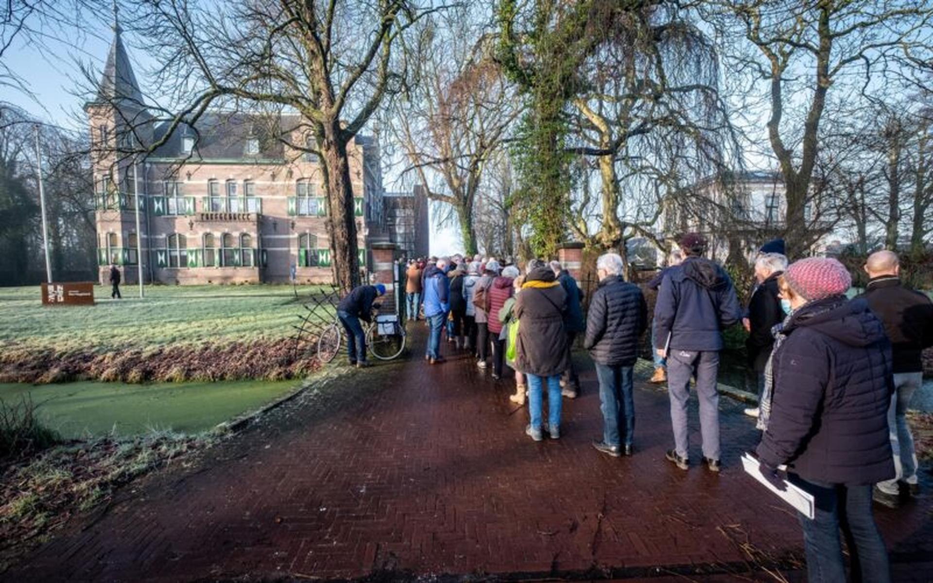 Sommige mensen stonden wel drie uur in de rij. Foto: Jan Willem van Vliet