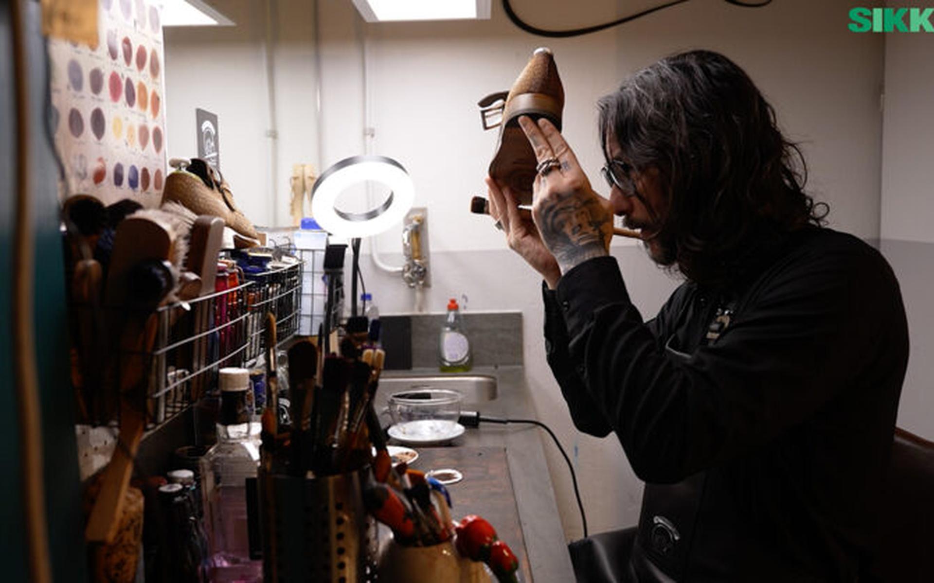 Ben depressief pariteit Vermenigvuldiging In Atelier SchoenenZaken kleurt Paul Vetter schoenen van het Italiaanse merk  Harris, helemaal met de hand. “Dit is superuniek” - Sikkom