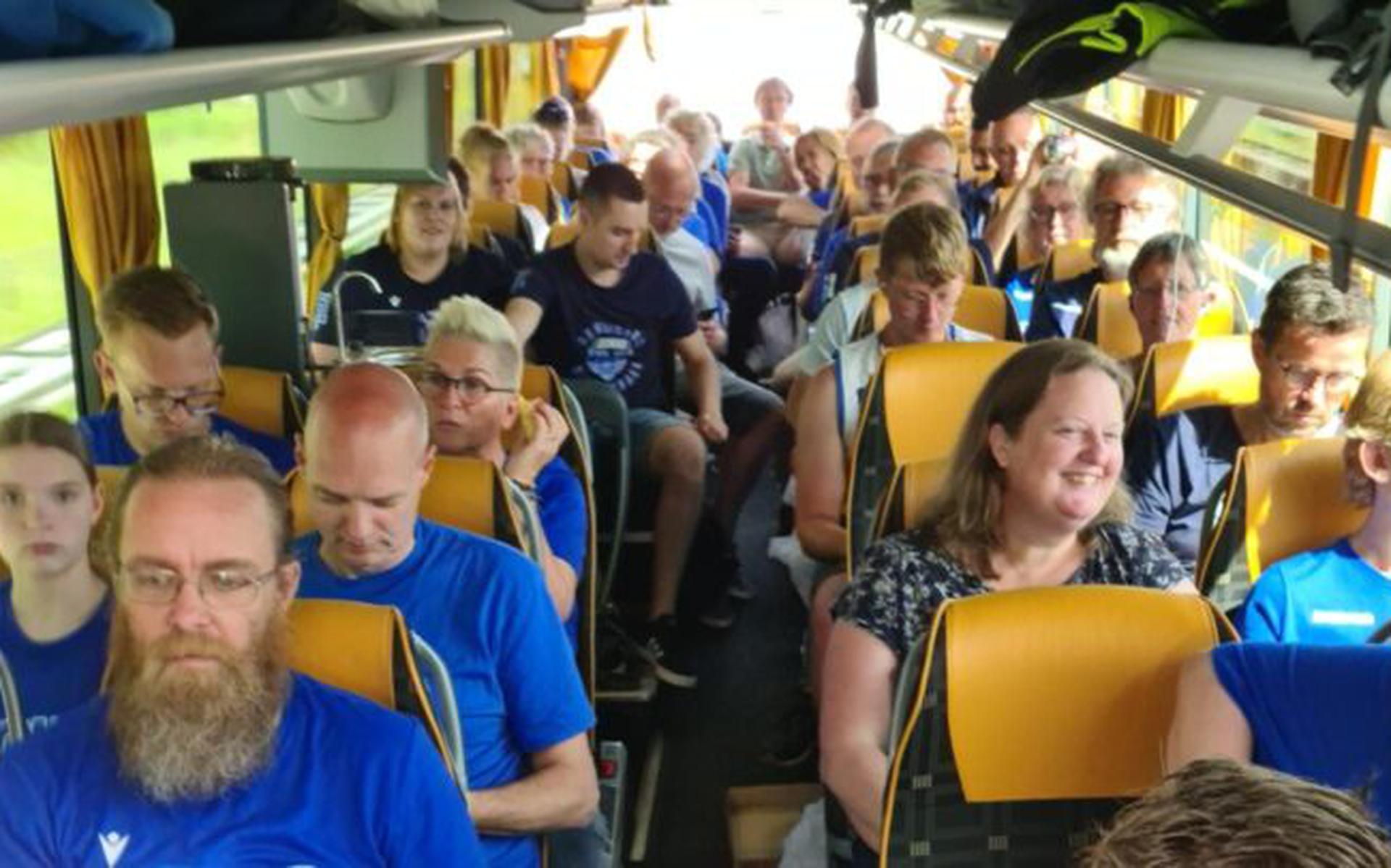 Het is gezellig druk in de supportersbus. Fans zijn veelal in Donarblauw gehuld.