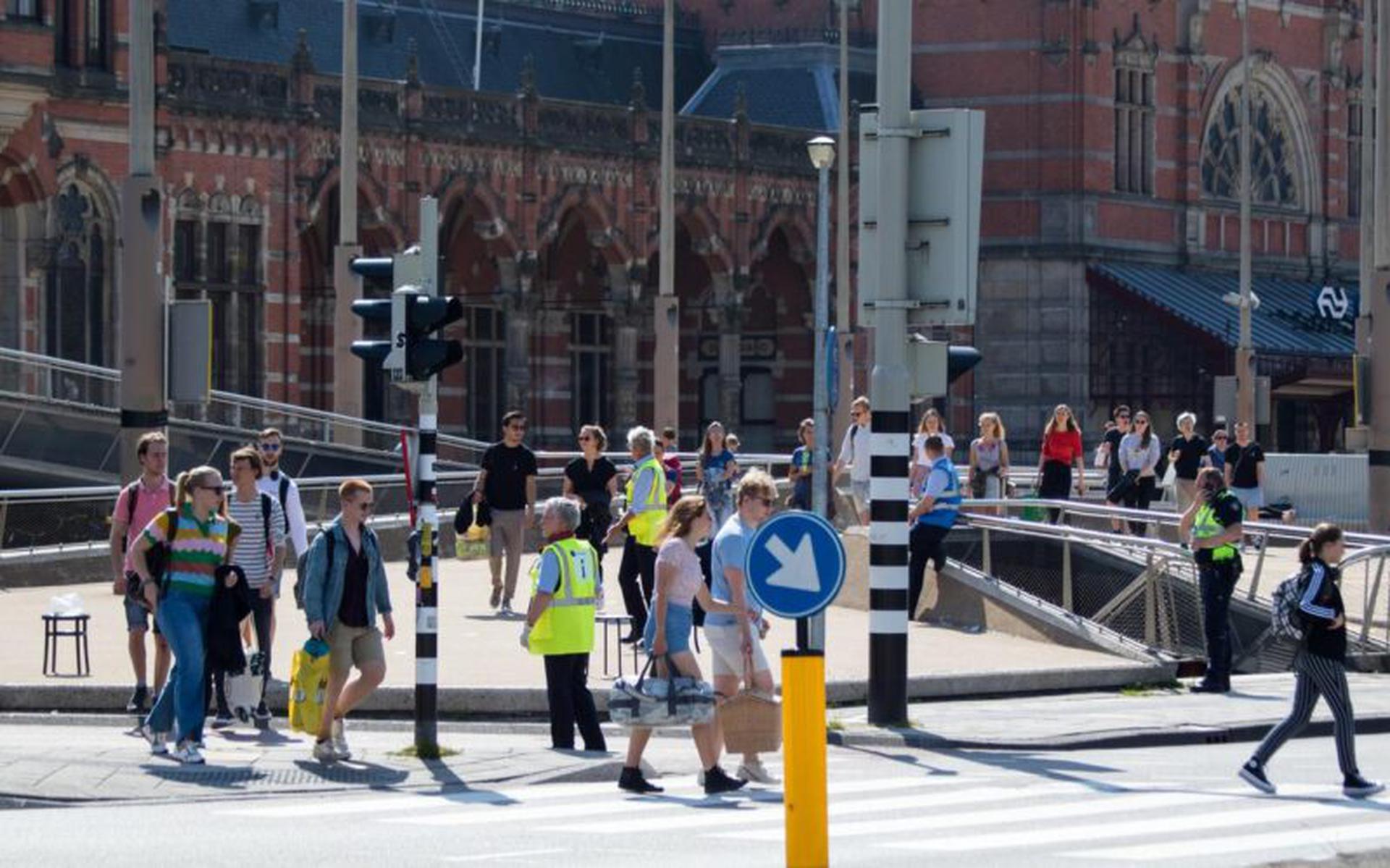 Bij werkzaamheden in mei 2020 stond deze lange rij met treinreizigers bij het Hoofdstation in Groningen te wachten op bussen. Foto: Archief DvhN