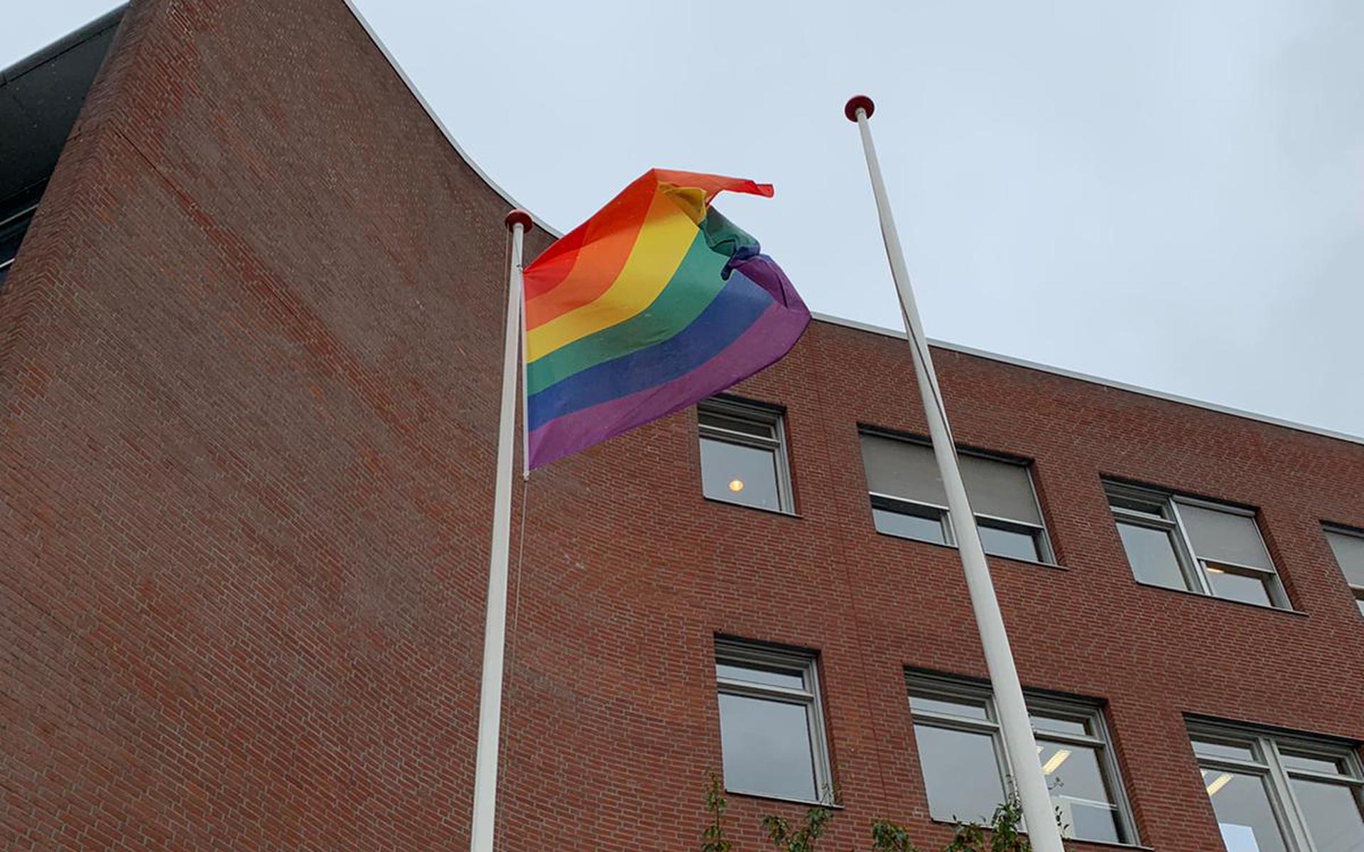 Daar hangt ie. De regenboogvlag. Foto: Hanzehogeschool 