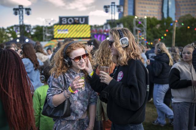Bezoekers van Bevrijdingsfestival in Groningen krijgen ‘statiegeld’ op bekertje niet terug