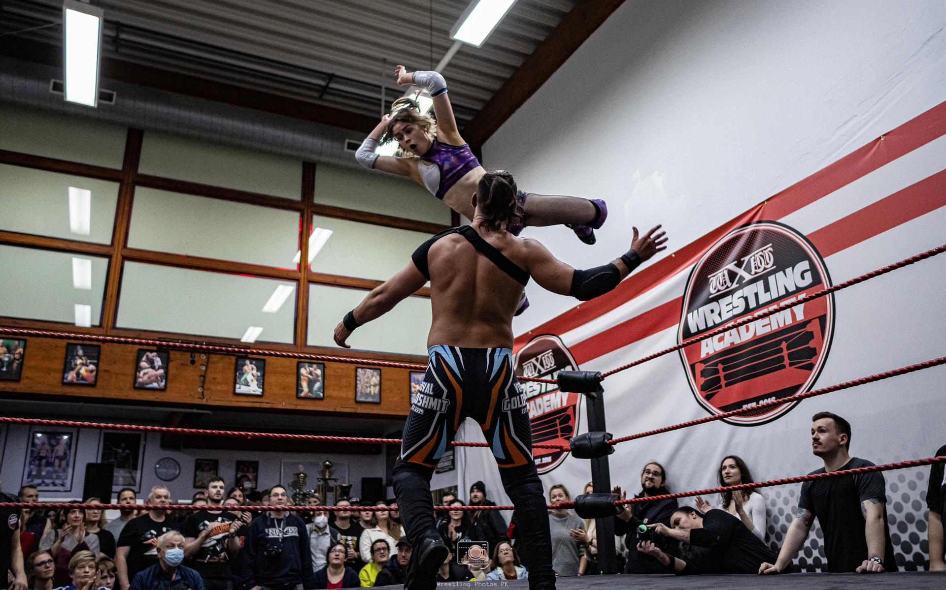 Julia de high flyer.