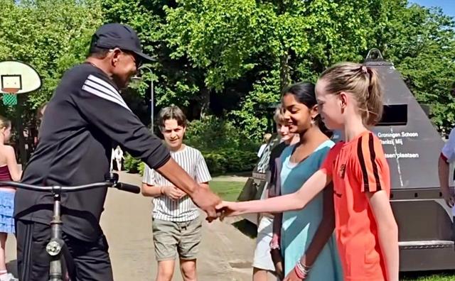 Video | Jackie Jackson ontmoet jonge fans in het Noorderplantsoen. ‘Dank Groningen voor deze mooie h