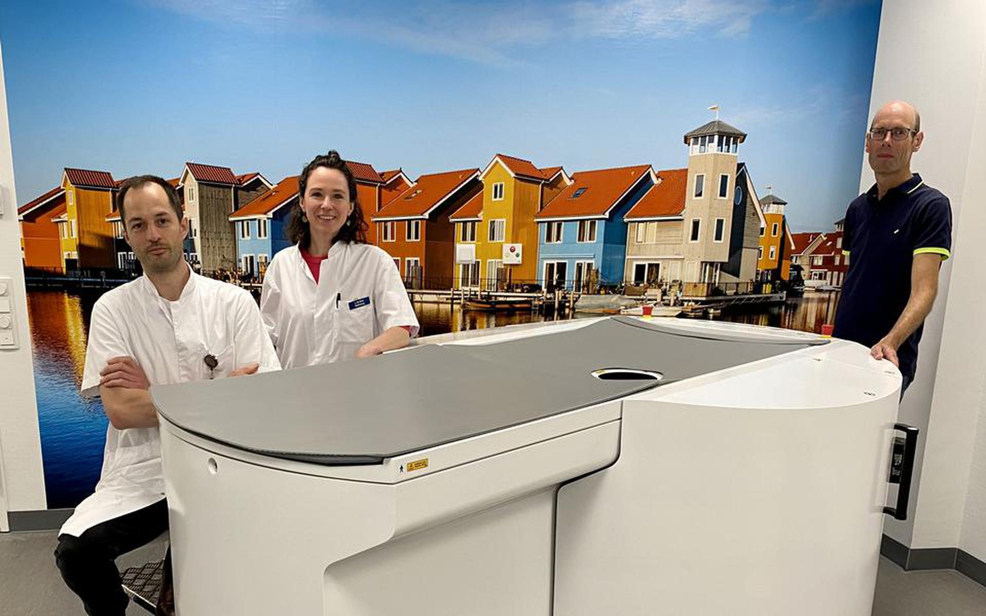 Radiologen Arnoud Meijer en Lieke de Beer en klinisch fysicus Anne Talsma van het Martini Ziekenhuis bij de mamma CT, dat het luxe werkpaard van het borstonderzoek moet worden. Foto: DvhN