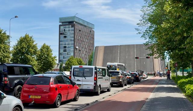 Video | Breaking: een brug in Groningen gaat open, weer dicht en het verkeer rijdt door