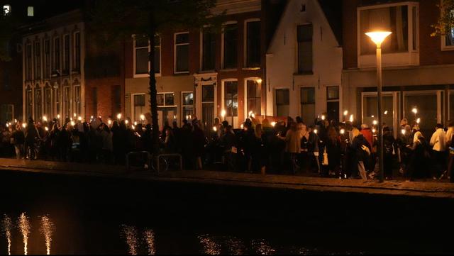 Honderden Dolle Mina’s lopen mee met de fakkeloptocht tijdens Heksennacht in Groningen. ‘Het was gew