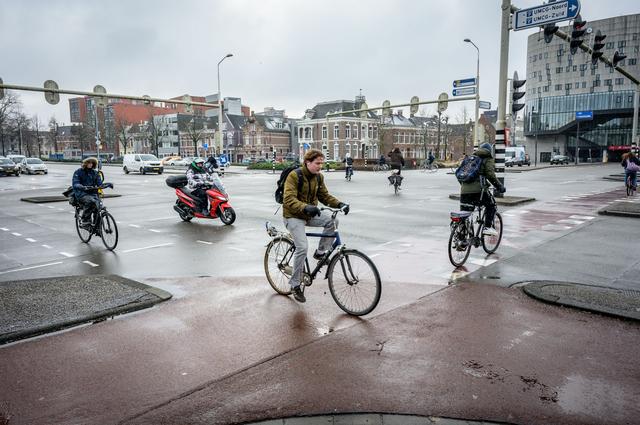 Fietsers krijgen sneller groen met nieuwe app, 27 verkeerslichten in Groningen doen mee. ‘Alsof je a