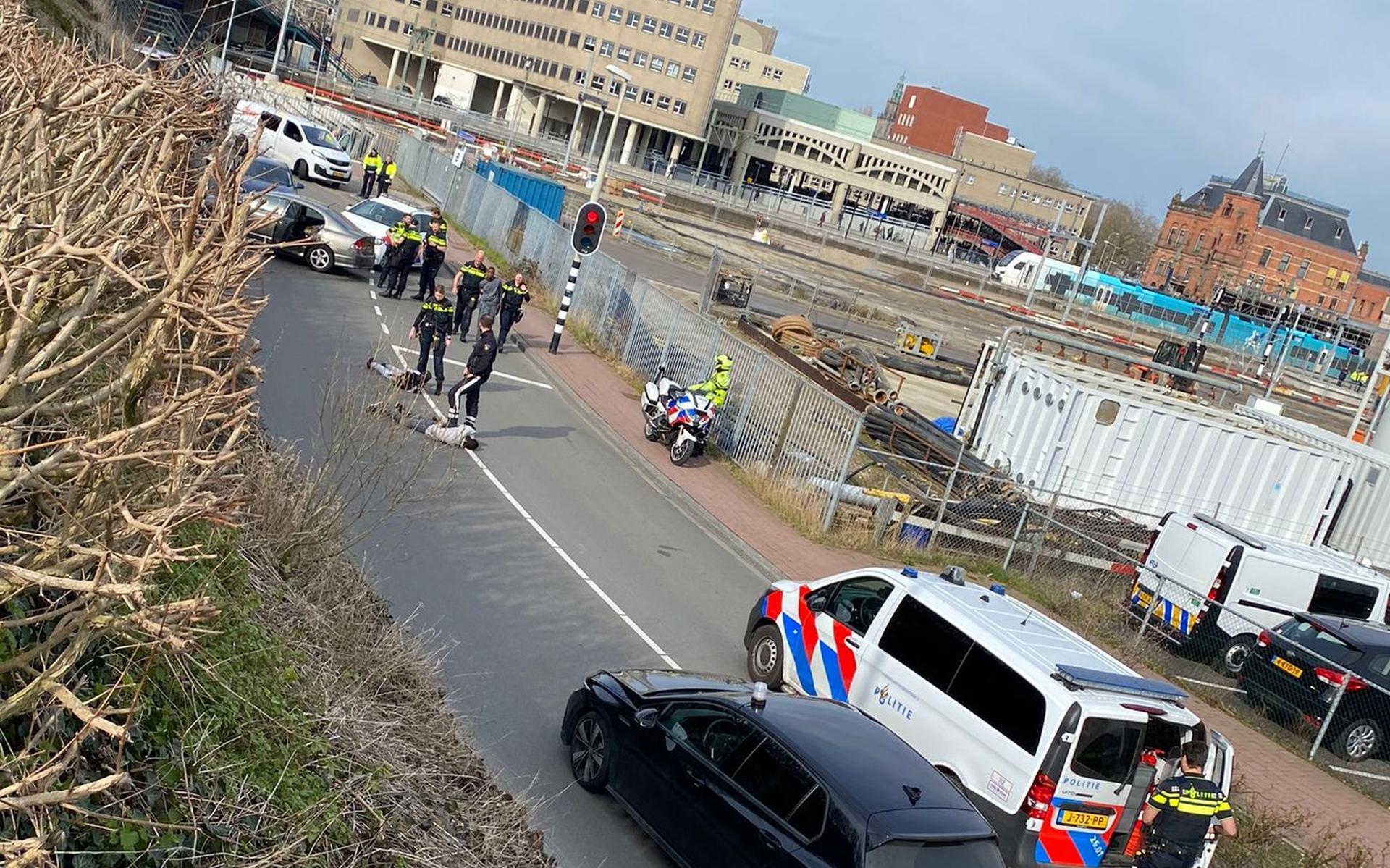 Daar lig je dan met je smoel op het asfalt. Het was wel spannend, maar niet echt fijn. Lekker voor ze. Eigen foto