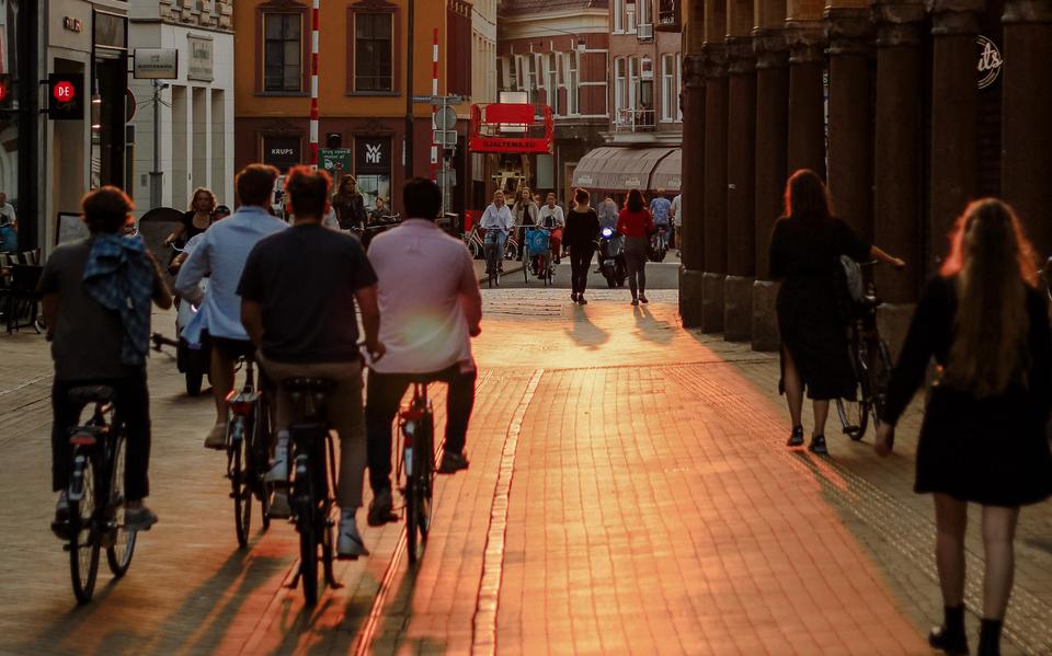 De Brugstraat op een warme zomeravond. 