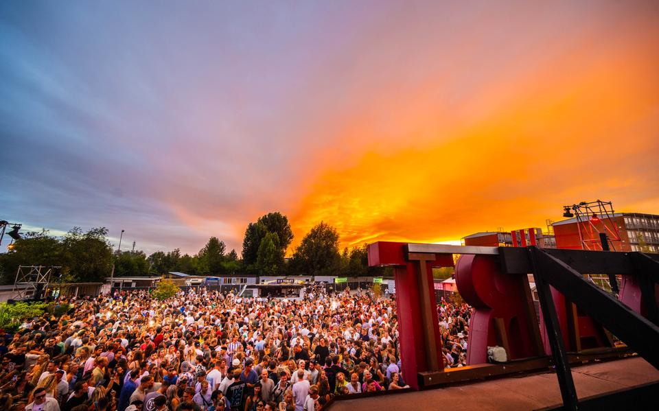 De ondergaande zon trakteerde Paradigm om een kleurspektakel. Foto van Niels Knelis Meijer