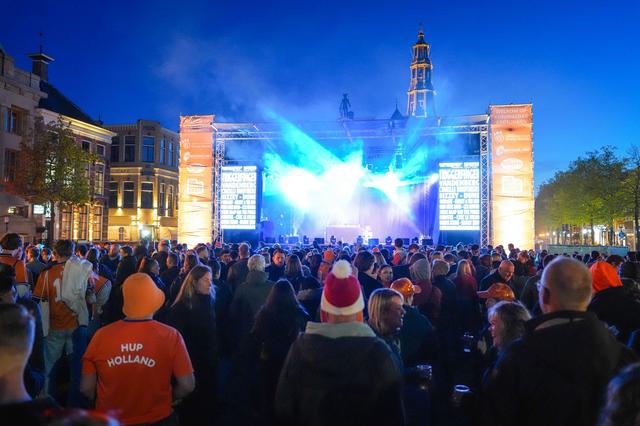 Video | Eén groot feest: erg drukke koningsnacht in Groningen verloopt vlekkeloos