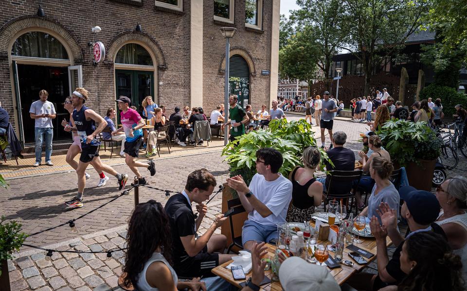 De Marathon van Groningen voerde door de mooie natuur rondom Stad, door wijken en de binnenstad.