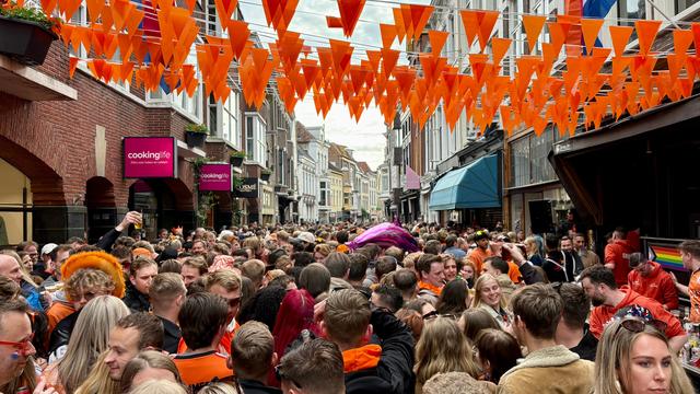 Video | Grunn op zijn best: de binnenstad klontert op koningsdag samen tot een groot volksfeest