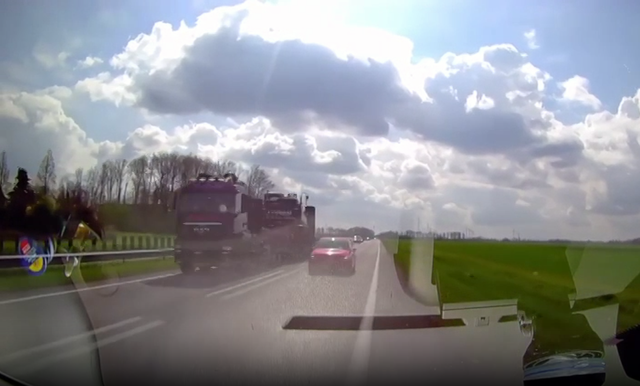 Video | Bizarre inhaalactie op N33 loopt net goed af: roekeloze chauffeur gezocht
